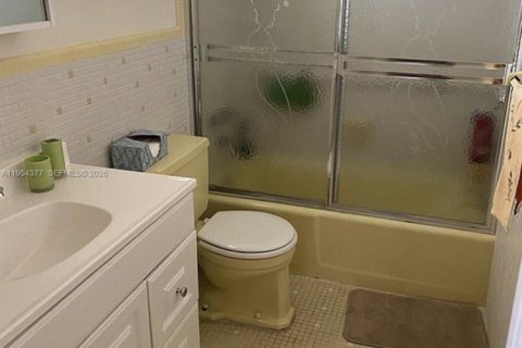 Condo in Miami, Florida, 1 bedroom  № 2010144 - photo 15