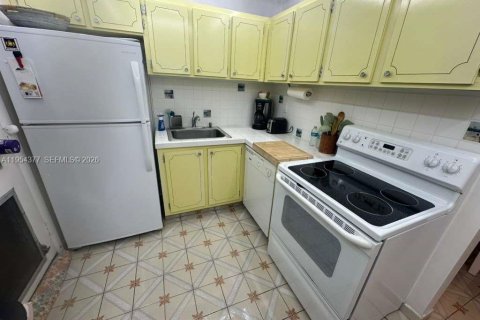Condo in Miami, Florida, 1 bedroom  № 2010144 - photo 4
