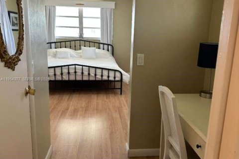 Condo in Miami, Florida, 1 bedroom  № 2010144 - photo 11