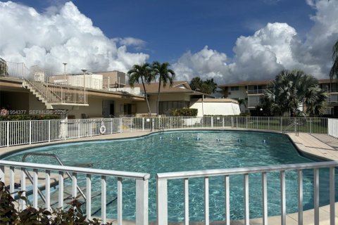 Condo in Miami, Florida, 1 bedroom  № 2010144 - photo 23