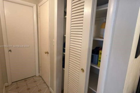 Condo in Miami, Florida, 1 bedroom  № 2010144 - photo 8