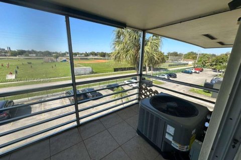Condo in Miami, Florida, 1 bedroom  № 2010144 - photo 19