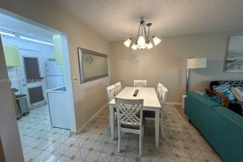 Condo in Miami, Florida, 1 bedroom  № 2010144 - photo 2