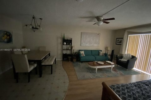 Condo in Miami, Florida, 1 bedroom  № 2010144 - photo 3