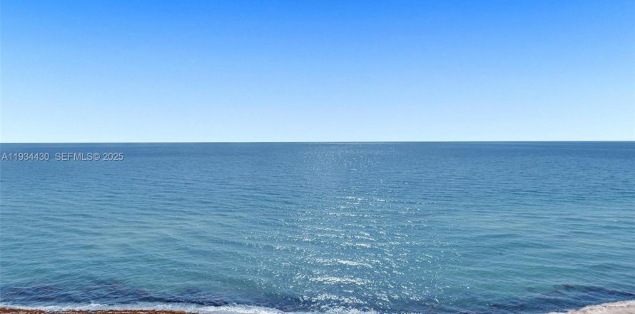 Condominio en Miami Beach, Florida, 2 dormitorios № 1992958