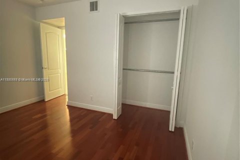 Condo in Lauderhill, Florida, 2 bedrooms  № 1978790 - photo 6