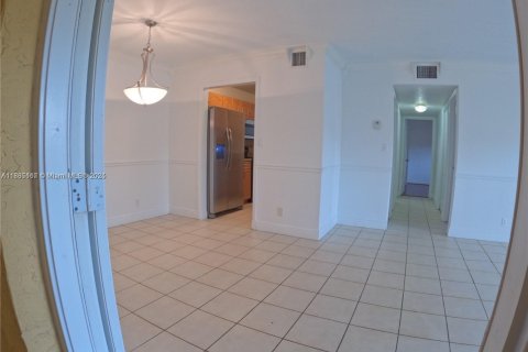 Condo in Lauderhill, Florida, 2 bedrooms  № 1978790 - photo 5