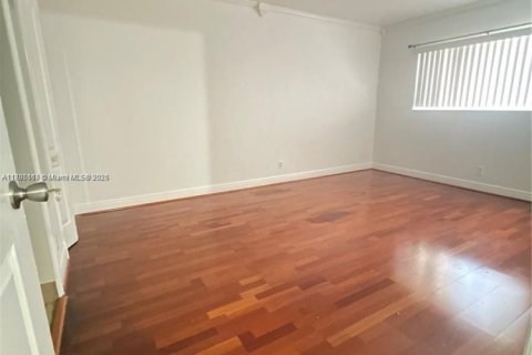 Condo in Lauderhill, Florida, 2 bedrooms  № 1978790 - photo 11