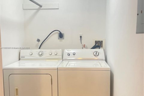 Condo in Lauderhill, Florida, 2 bedrooms  № 1978790 - photo 8