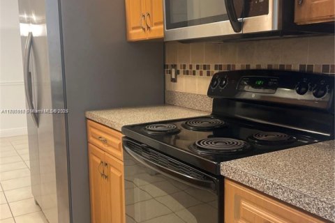 Condo in Lauderhill, Florida, 2 bedrooms  № 1978790 - photo 1