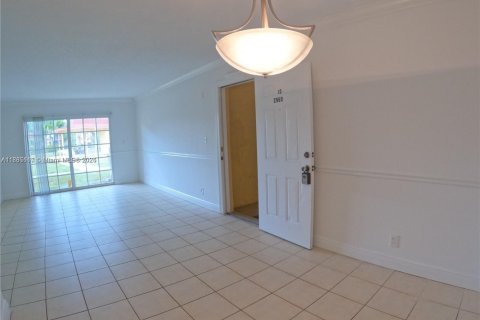 Condo in Lauderhill, Florida, 2 bedrooms  № 1978790 - photo 4