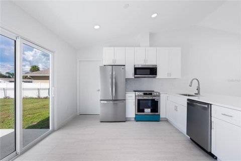 Villa ou maison à louer à Port Charlotte, Floride: 3 chambres, 119.19 m2 № 2408504 - photo 8