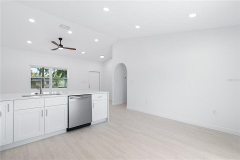 Villa ou maison à louer à Port Charlotte, Floride: 3 chambres, 119.19 m2 № 2408504 - photo 6