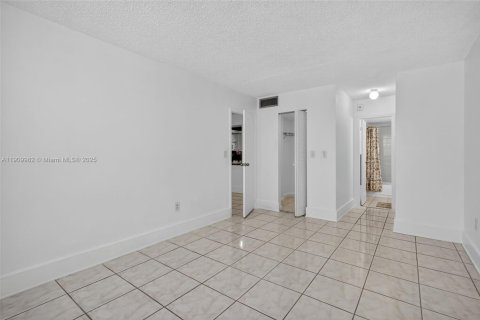 Copropriété à vendre à North Miami Beach, Floride: 1 chambre, 61.13 m2 № 1965636 - photo 17