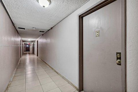 Copropriété à vendre à North Miami Beach, Floride: 1 chambre, 61.13 m2 № 1965636 - photo 2