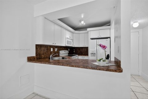 Copropriété à vendre à North Miami Beach, Floride: 1 chambre, 61.13 m2 № 1965636 - photo 10