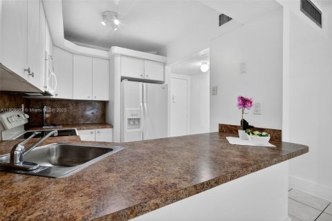 Copropriété à vendre à North Miami Beach, Floride: 1 chambre, 61.13 m2 № 1965636 - photo 15