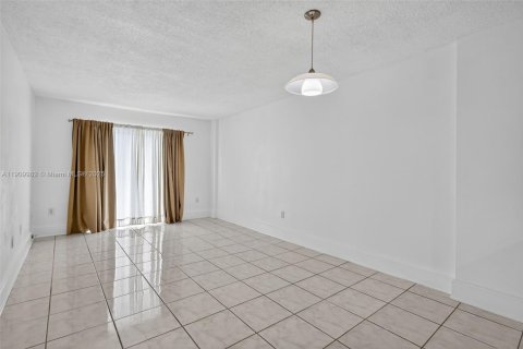 Copropriété à vendre à North Miami Beach, Floride: 1 chambre, 61.13 m2 № 1965636 - photo 4