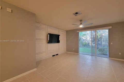 Townhouse in Miramar, Florida 3 bedrooms, 121.33 sq.m. № 2046941 - photo 4