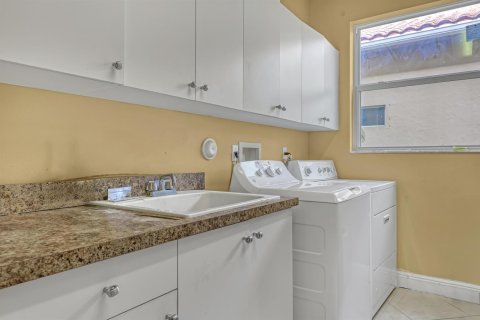 House in Lake Worth, Florida 6 bedrooms, 407 sq.m. № 2190204 - photo 26
