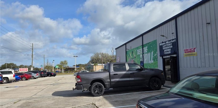 Propiedad comercial en Mims, Florida 643.81 m2 № 1781310