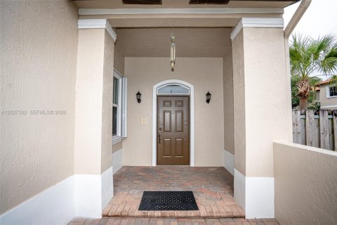 Casa en venta en Miami Lakes, Florida, 4 dormitorios, 207.26 m2 № 2169962 - foto 2