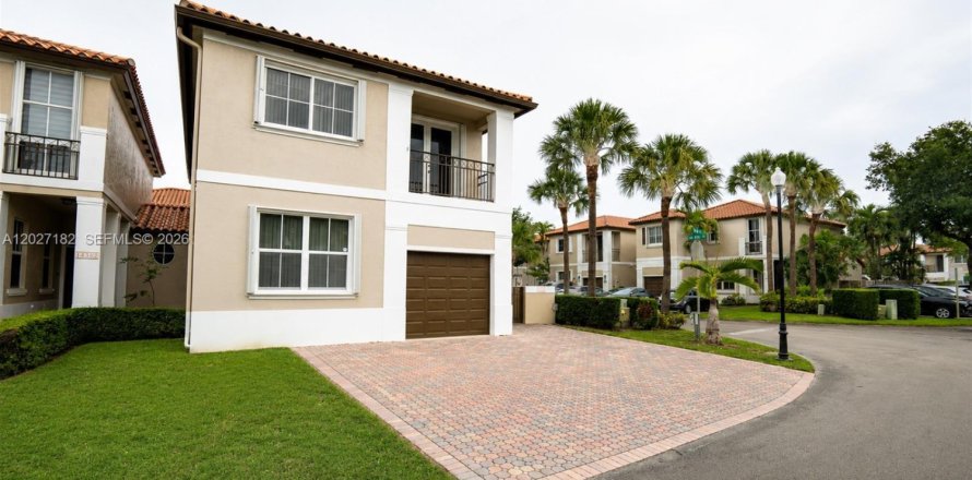 Casa en Miami Lakes, Florida 4 dormitorios, 207.26 m2 № 2169962