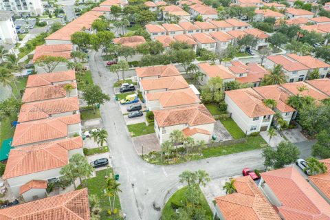 Casa en venta en Miami Lakes, Florida, 4 dormitorios, 207.26 m2 № 2169962 - foto 28