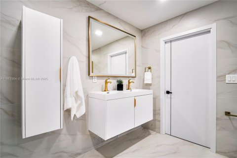 House in Fort Lauderdale, Florida 5 bedrooms, 212.28 sq.m. № 1891209 - photo 25