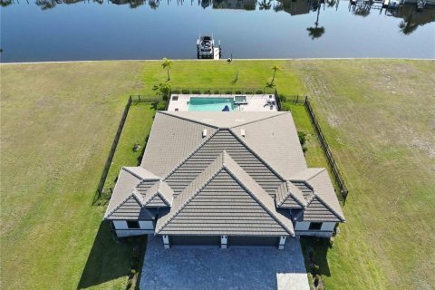 Immobilier commercial à Punta Gorda, Floride 669 chambres, 269.23 m2 № 2420335