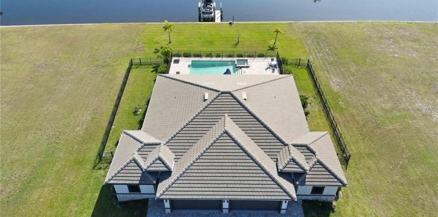 Immobilier commercial à Punta Gorda, Floride 669 chambres, 269.23 m2 № 2420335
