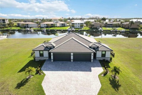 Immobilier commercial à vendre à Punta Gorda, Floride: 669 chambres, 269.23 m2 № 2420335 - photo 2