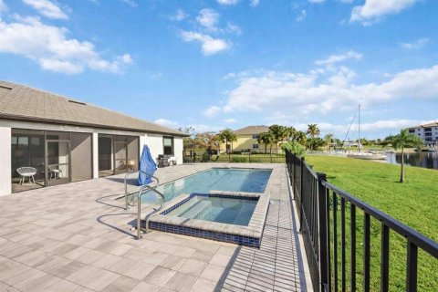 Immobilier commercial à vendre à Punta Gorda, Floride: 669 chambres, 269.23 m2 № 2420335 - photo 22