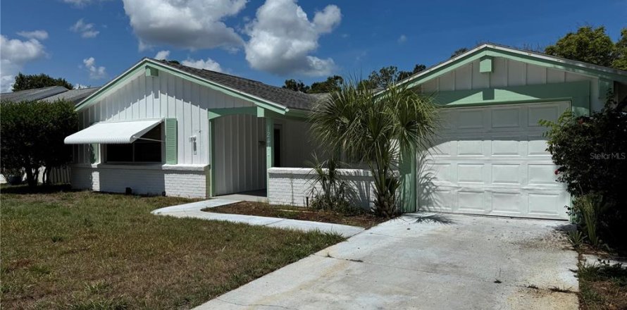 House in Hudson, Florida 3 bedrooms, 123.19 sq.m. № 2221810