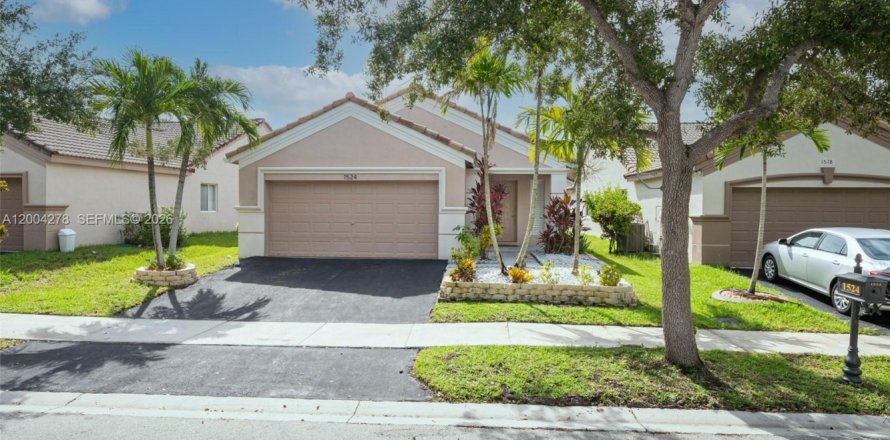 House in Weston, Florida 3 bedrooms, 125.14 sq.m. № 2068438