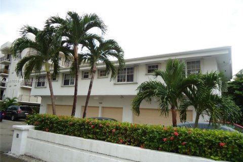 Studio in the Condo in Hallandale Beach, Florida  № 2090457