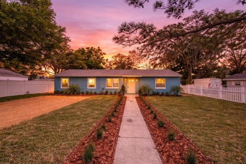 House in Eustis, Florida 4 bedrooms, 120.4 sq.m. № 2306253