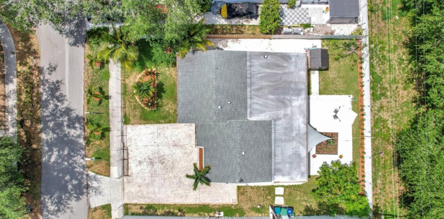 House in Miami Gardens, Florida 4 bedrooms, 166.67 sq.m. № 1222665
