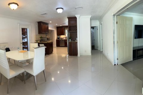 Villa ou maison à louer à Davie, Floride: 4 chambres, 218.51 m2 № 2027309 - photo 2