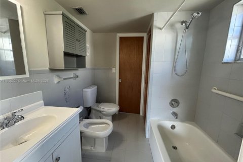 Townhouse in Miami, Florida 2 bedrooms, 108.6 sq.m. № 1956093 - photo 11