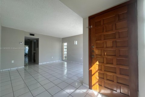 Townhouse in Miami, Florida 2 bedrooms, 108.6 sq.m. № 1956093 - photo 2