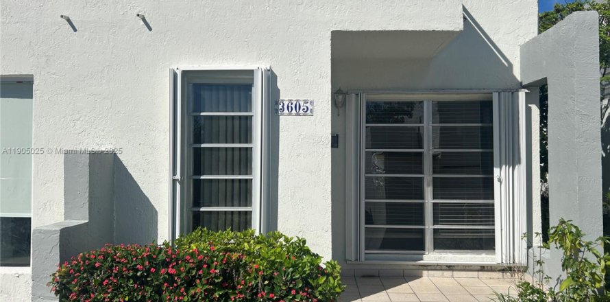 Townhouse in Miami, Florida 2 bedrooms, 108.6 sq.m. № 1956093