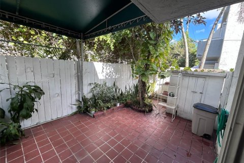Townhouse in Miami, Florida 2 bedrooms, 108.6 sq.m. № 1956093 - photo 9