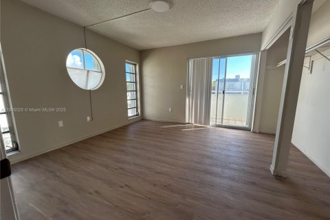 Townhouse in Miami, Florida 2 bedrooms, 108.6 sq.m. № 1956093 - photo 12