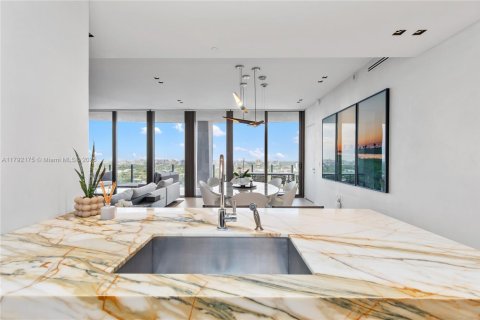 Condo in Miami, Florida, 2 bedrooms  № 1655932 - photo 3