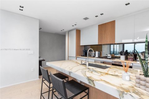Condo in Miami, Florida, 2 bedrooms  № 1655932 - photo 2