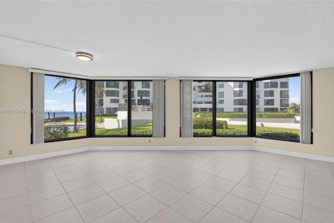Condo in Highland Beach, Florida, 2 bedrooms № 2317121 - photo 14