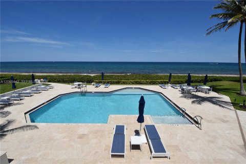 Condo in Highland Beach, Florida, 2 bedrooms № 2317121 - photo 11