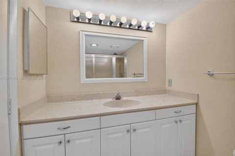 Condo in Highland Beach, Florida, 2 bedrooms № 2317121 - photo 28