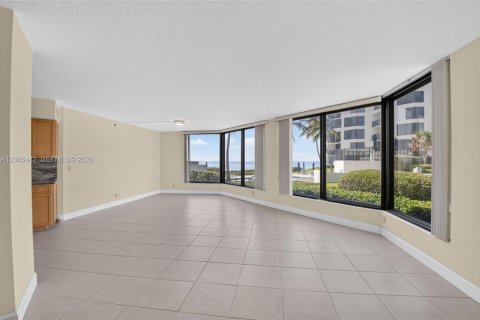 Condo in Highland Beach, Florida, 2 bedrooms № 2317121 - photo 13